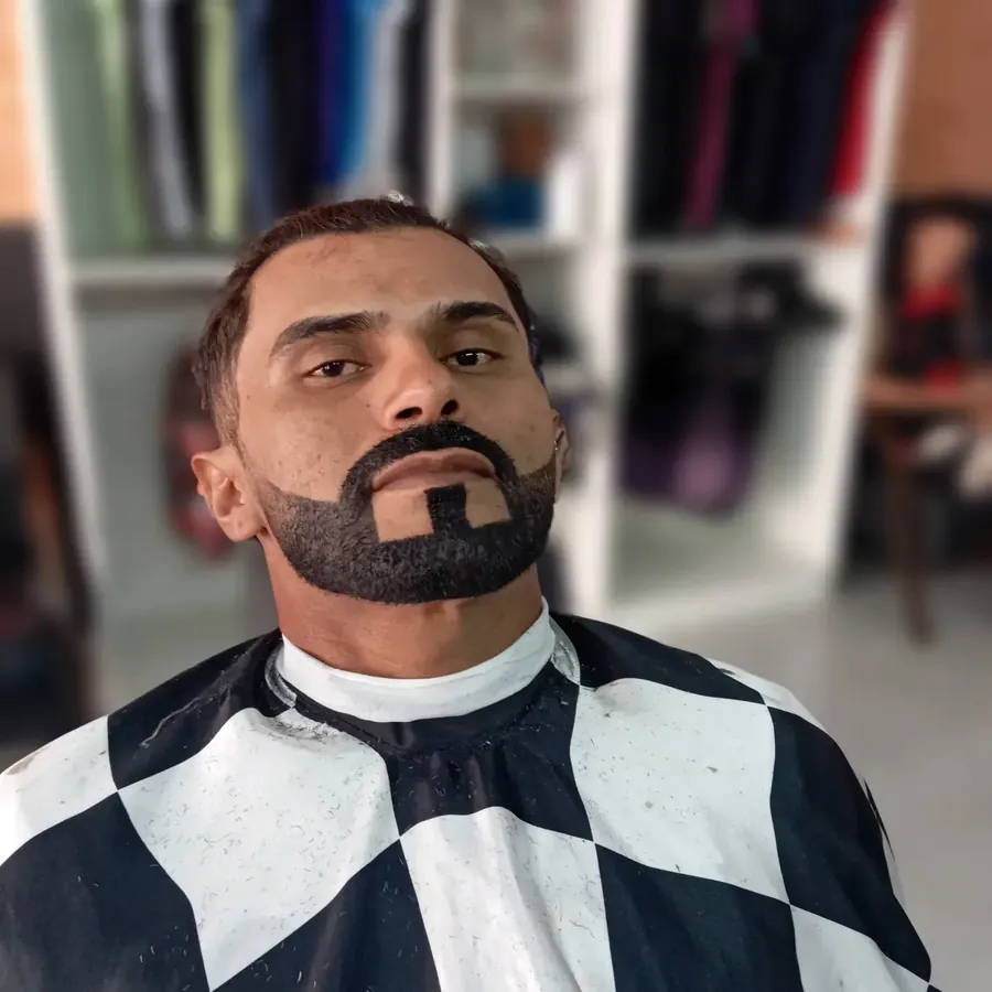 Barba desenhada com acabamento na navalha