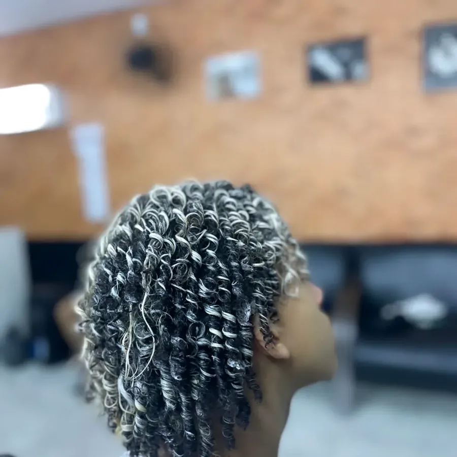 Corte em cabelo cacheado com mechas na Barbearia Lacordaire