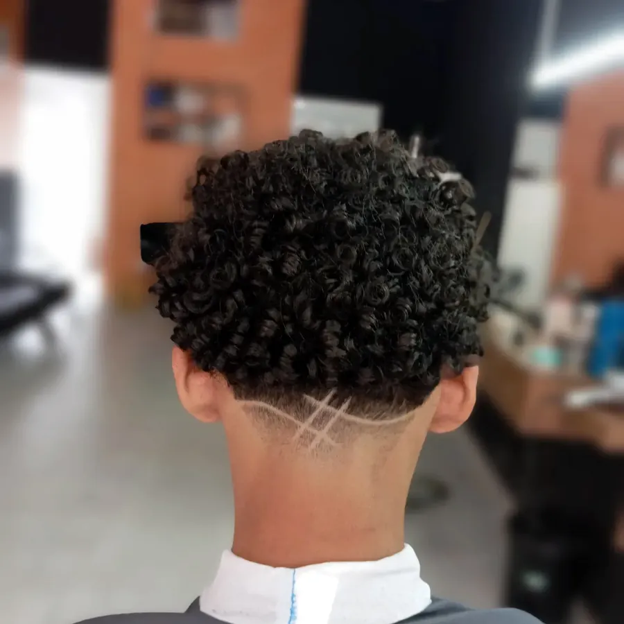 Cabelo cacheado definido com risco - Barbearia Lacordaire, Divinésia MG