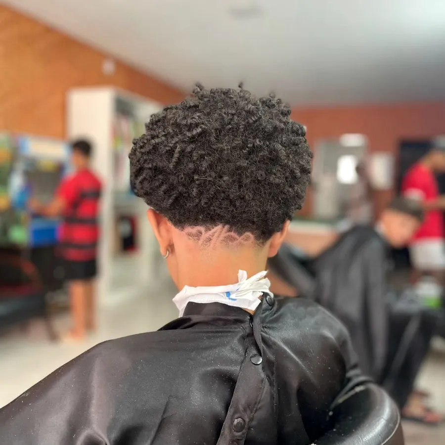Cabelo cacheado com degradê e risco - Barbearia Lacordaire, Divinésia MG