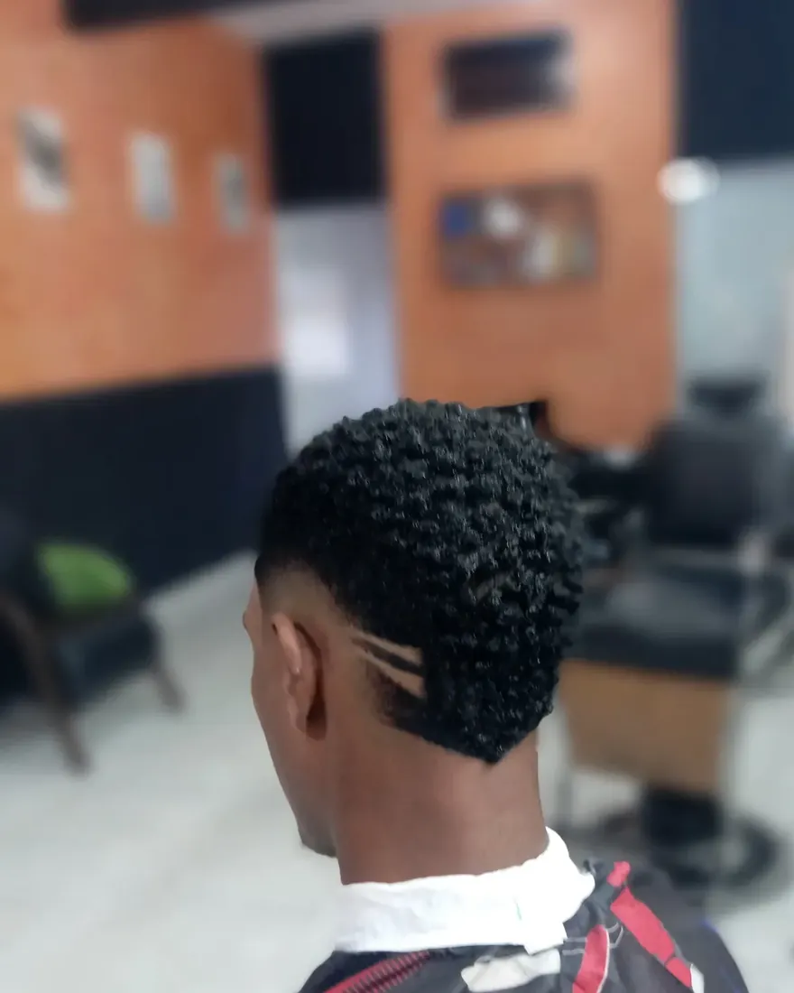 Cabelo crespo com degradê e risco - Barbearia Lacordaire, Divinésia MG