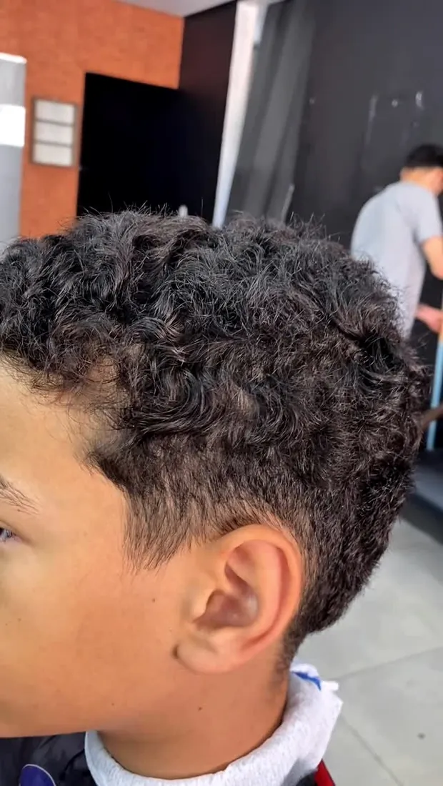 Cabelo cacheado com degradê - Barbearia Lacordaire, Divinésia MG