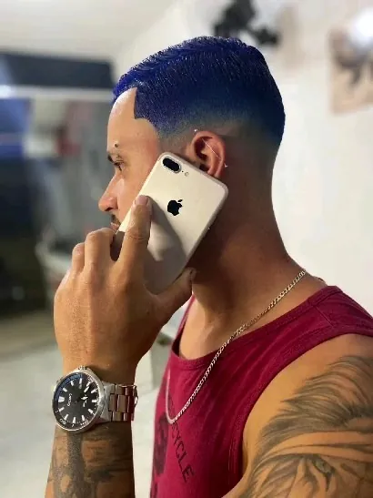 Cabelo pintado de azul - Barbearia Lacordaire, Divinésia MG