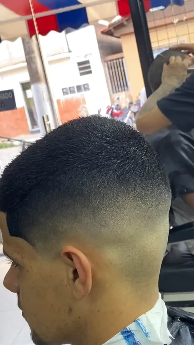Corte degradê low fade feito na Barbearia Lacordaire em Divinésia