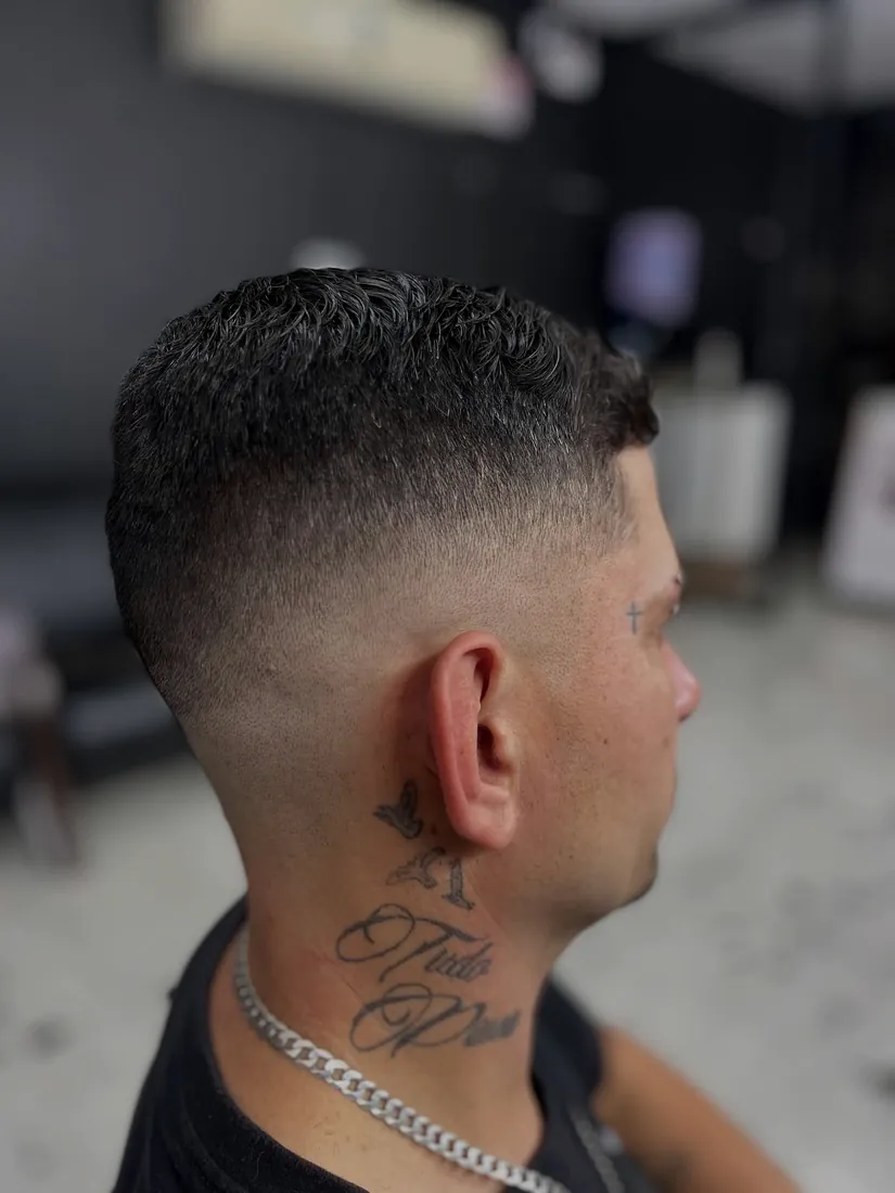 Degradê mid fade com tatuagem no pescoço - Barbearia Lacordaire, Divinésia MG