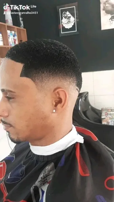 Degradê com pezinho desenhado - Barbearia Lacordaire, Divinésia MG