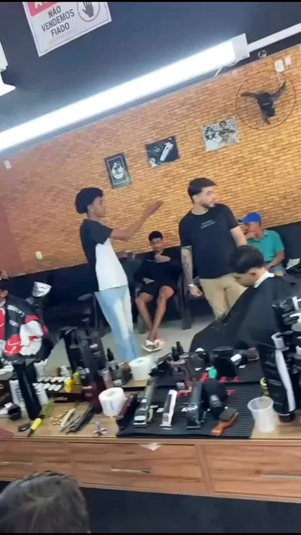 Equipe trabalhando no salão da Barbearia Lacordaire