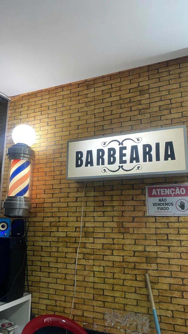 Placa da Barbearia na parede de tijolinho