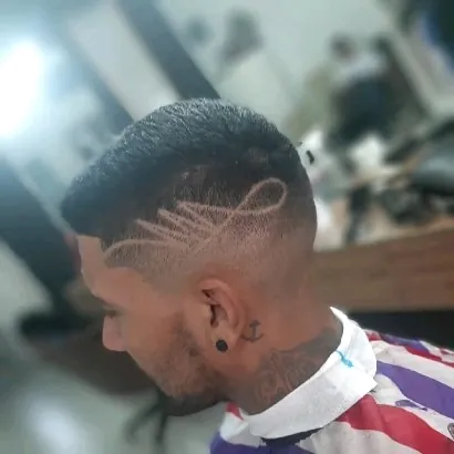 Freestyle com desenho na navalha na Barbearia Lacordaire