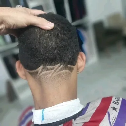 Desenho de risco na nuca - Barbearia Lacordaire, Divinésia MG