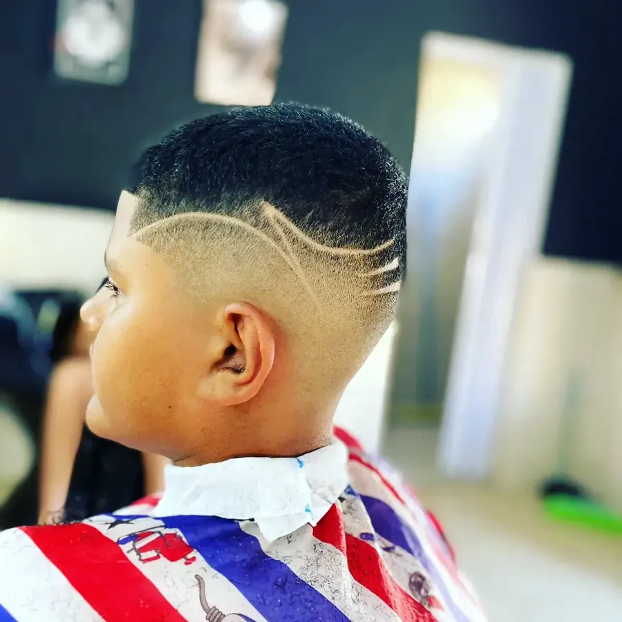Freestyle com dois riscos na lateral - Barbearia Lacordaire, Divinésia MG