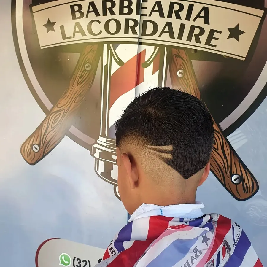 Freestyle com riscos em frente ao painel da barbearia - Barbearia Lacordaire, Divinésia MG