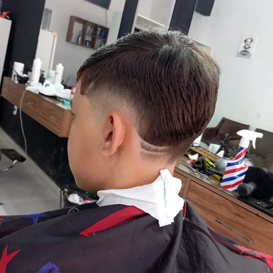 Freestyle com riscos e degradê - Barbearia Lacordaire, Divinésia MG