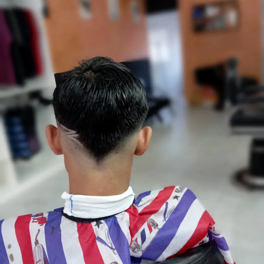 Freestyle com risco e franja - Barbearia Lacordaire, Divinésia MG