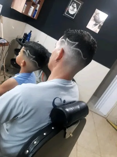 Dois clientes com freestyle - Barbearia Lacordaire, Divinésia MG