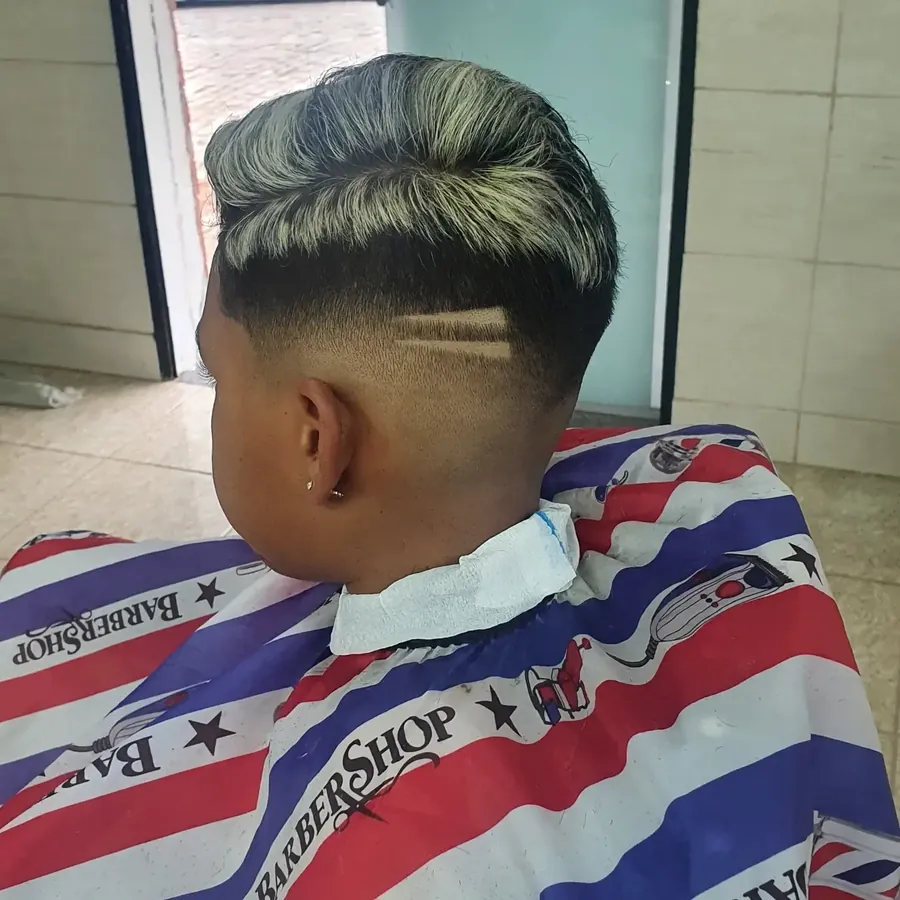 Corte com luzes e risco - Barbearia Lacordaire, Divinésia MG