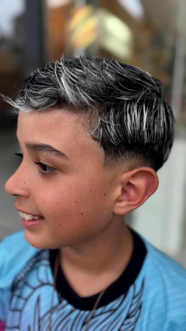 Corte infantil com luzes - Barbearia Lacordaire, Divinésia MG