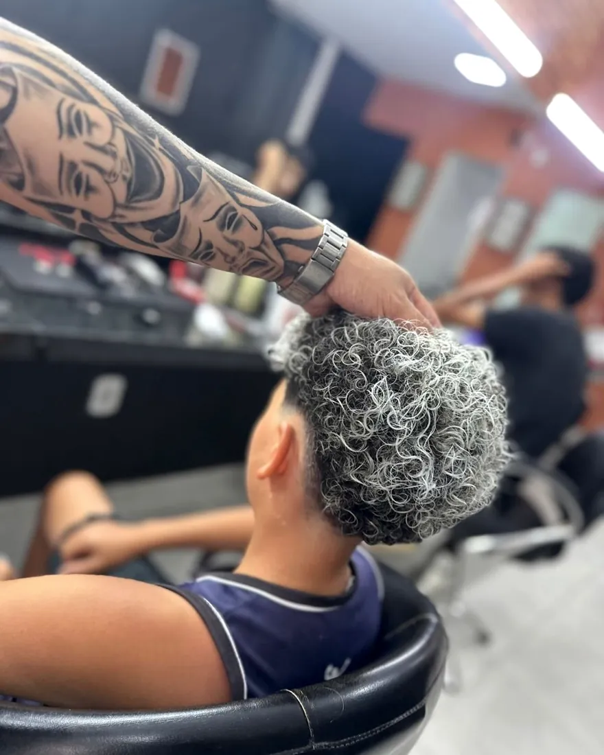 Cabelo cacheado com nevou feito na Barbearia Lacordaire