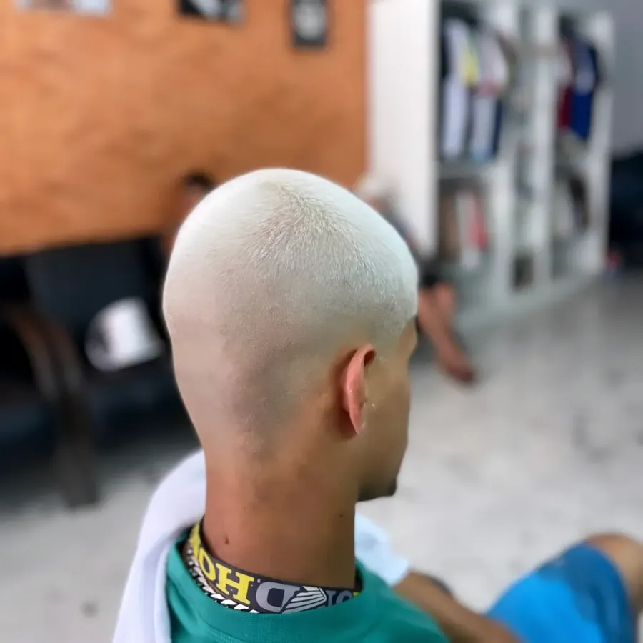 Cabelo platinado curto - Barbearia Lacordaire, Divinésia MG